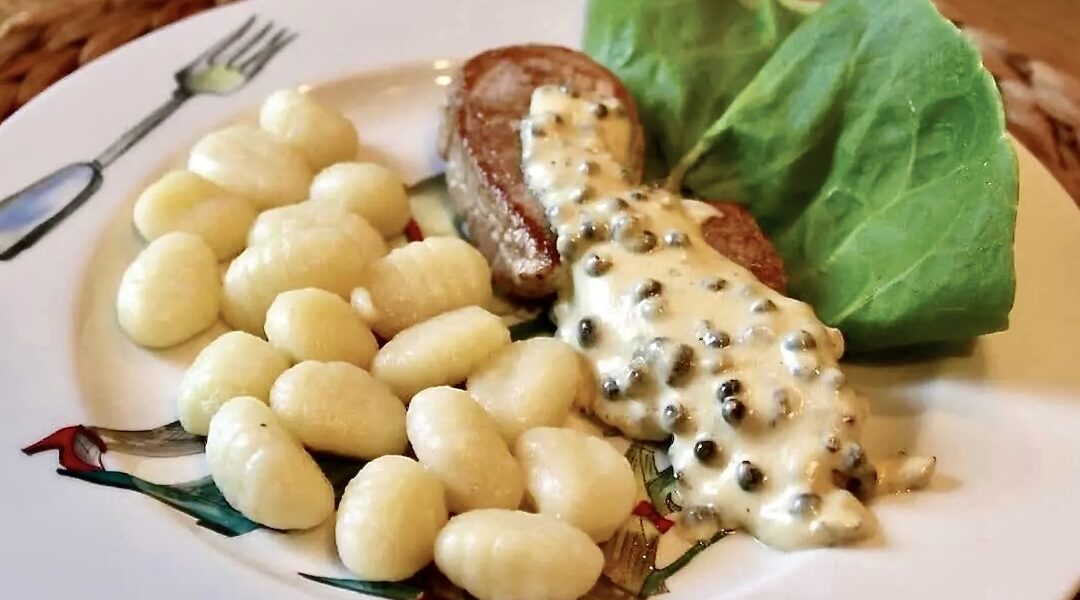 Krótko smażone plastry polędwiczki wieprzowej podane w sosie na bazie brandy z dodatkiem marynowanego pieprzu i słodkiej śmietanki.