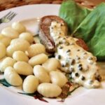 Krótko smażone plastry polędwiczki wieprzowej podane w sosie na bazie brandy z dodatkiem marynowanego pieprzu i słodkiej śmietanki.