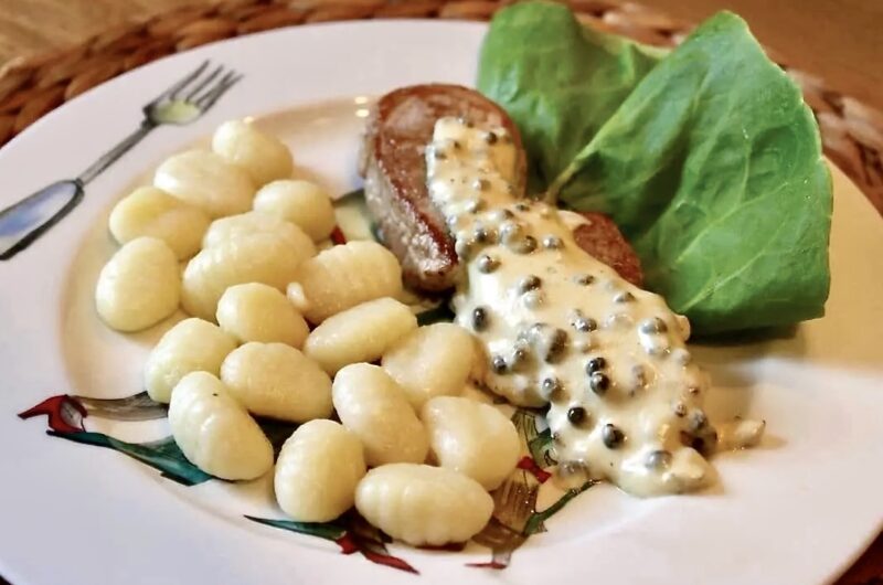 Krótko smażone plastry polędwiczki wieprzowej podane w sosie na bazie brandy z dodatkiem marynowanego pieprzu i słodkiej śmietanki.