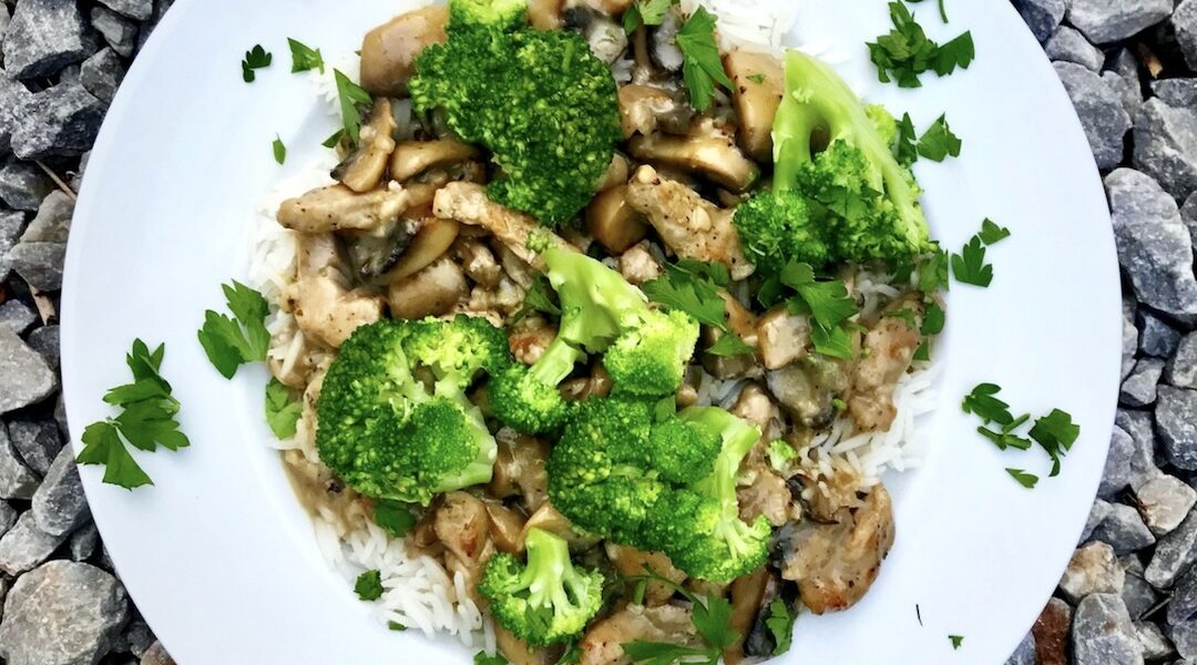 Polędwiczki wieprzowe w sosie pieczarkowym to pyszna potrawka z krojonej i smażonej polędwiczki wieprzowej oraz pieczarek w sosie śmietanowym.