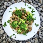 Polędwiczki wieprzowe w sosie pieczarkowym to pyszna potrawka z krojonej i smażonej polędwiczki wieprzowej oraz pieczarek w sosie śmietanowym.