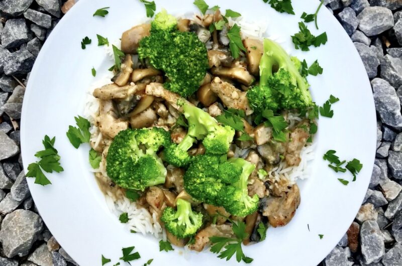 Polędwiczki wieprzowe w sosie pieczarkowym to pyszna potrawka z krojonej i smażonej polędwiczki wieprzowej oraz pieczarek w sosie śmietanowym.