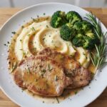 Polędwiczki wieprzowe z rozmarynem smażyć należy na oliwie i maśle, aby wydobyć z mięsa jego delikatność i smak. Podane na puree ziemniaczanym tworzą niepowtarzalny w smaku obiad idealny.