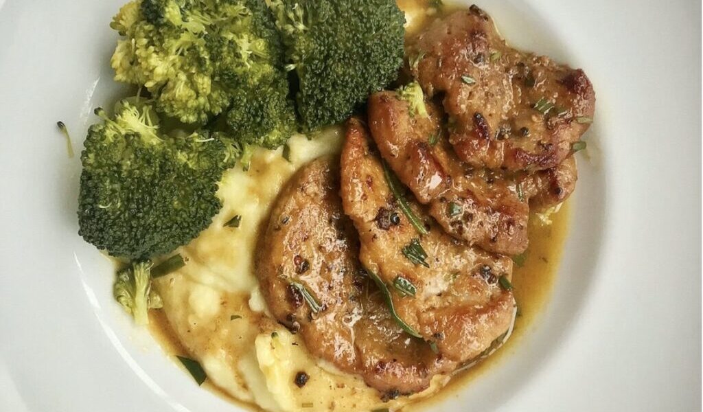 Polędwiczki wieprzowe z rozmarynem smażyć należy na oliwie i maśle, aby wydobyć z mięsa jego delikatność i smak. Podane na puree ziemniaczanym tworzą niepowtarzalny w smaku obiad idealny.