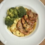 Polędwiczki wieprzowe z rozmarynem smażyć należy na oliwie i maśle, aby wydobyć z mięsa jego delikatność i smak. Podane na puree ziemniaczanym tworzą niepowtarzalny w smaku obiad idealny.