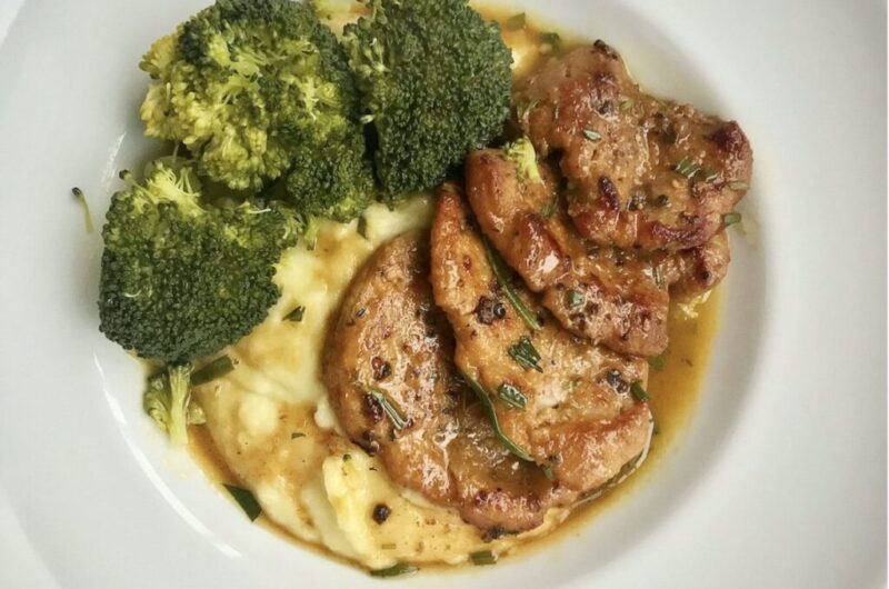 Polędwiczki wieprzowe z rozmarynem smażyć należy na oliwie i maśle, aby wydobyć z mięsa jego delikatność i smak. Podane na puree ziemniaczanym tworzą niepowtarzalny w smaku obiad idealny.