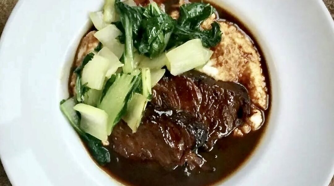 Policzki wołowe smażone, a następnie duszone z dodatkiem plastrów imbiru i piwa korzennego oraz cynamonu, anyżu i przyprawy do piernika.