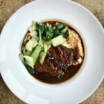 Policzki wołowe smażone, a następnie duszone z dodatkiem plastrów imbiru i piwa korzennego oraz cynamonu, anyżu i przyprawy do piernika.