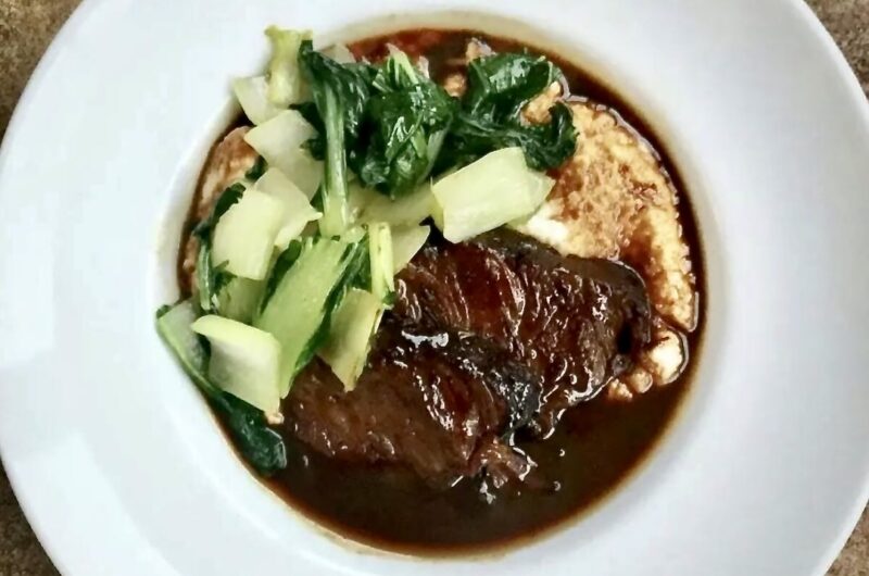 Policzki wołowe smażone, a następnie duszone z dodatkiem plastrów imbiru i piwa korzennego oraz cynamonu, anyżu i przyprawy do piernika.