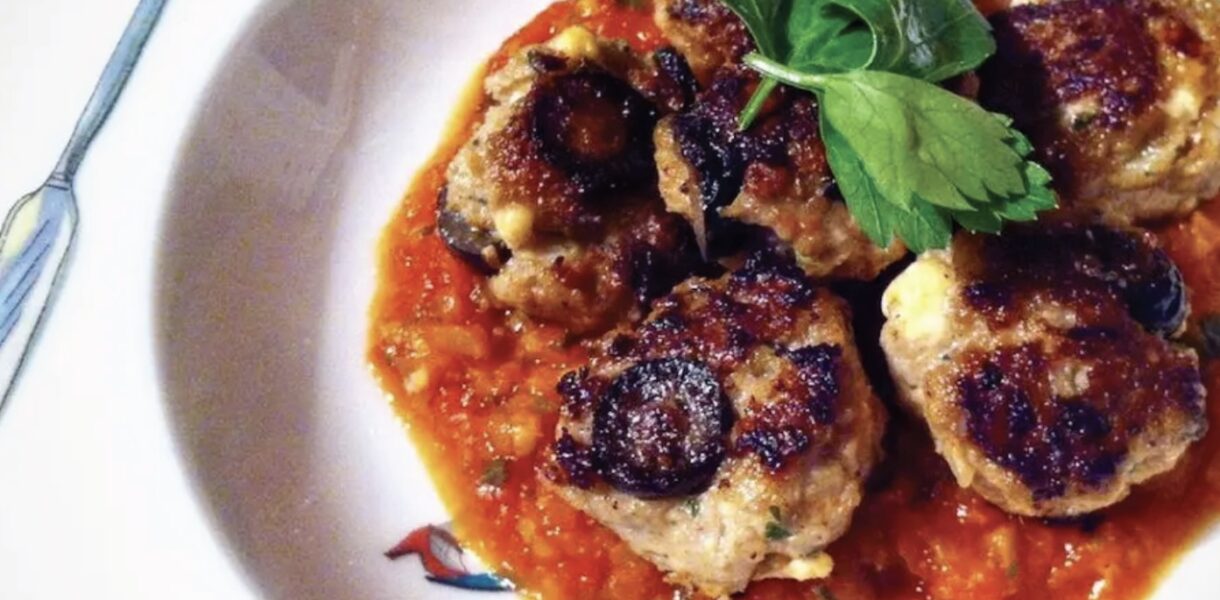 Pulpety greckie keftedes przyrządzane są z mięsa mielonego z dodatkiem natki pietruszki, oliwek, sera feta, cebuli oraz przypraw. Uformowane pulpety smaży się bezpośrednio przed ich konsumpcją, a następnie serwuje z sosem tzatziki.