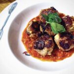 Pulpety greckie keftedes przyrządzane są z mięsa mielonego z dodatkiem natki pietruszki, oliwek, sera feta, cebuli oraz przypraw. Uformowane pulpety smaży się bezpośrednio przed ich konsumpcją, a następnie serwuje z sosem tzatziki.