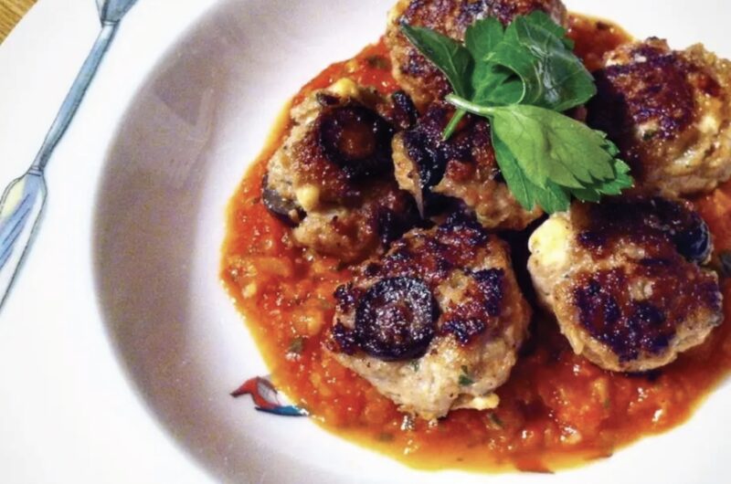 Pulpety greckie keftedes przyrządzane są z mięsa mielonego z dodatkiem natki pietruszki, oliwek, sera feta, cebuli oraz przypraw. Uformowane pulpety smaży się bezpośrednio przed ich konsumpcją, a następnie serwuje z sosem tzatziki.