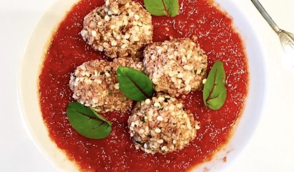 Moje pulpety jagnięce przygotowuję z mięsa pochodzącego z kiełbasek merguez. Świetnie przyprawiona jagnięcina z tych kiełbasek w połączeniu z kaszą jaglaną smakuje wybornie, zwłaszcza, że moje pulpety jagnięce podaję na domowym sosie pomidorowym.