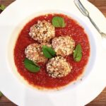 Moje pulpety jagnięce przygotowuję z mięsa pochodzącego z kiełbasek merguez. Świetnie przyprawiona jagnięcina z tych kiełbasek w połączeniu z kaszą jaglaną smakuje wybornie, zwłaszcza, że moje pulpety jagnięce podaję na domowym sosie pomidorowym.