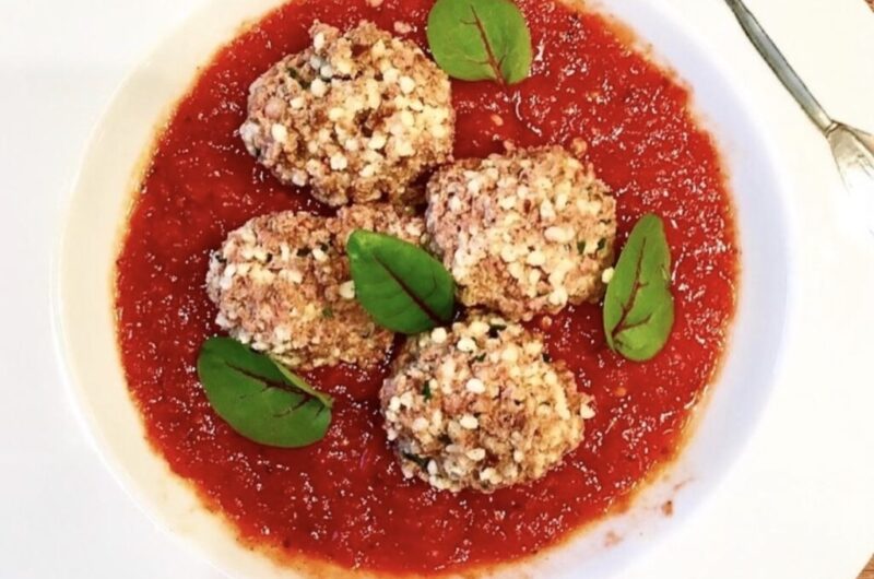 Moje pulpety jagnięce przygotowuję z mięsa pochodzącego z kiełbasek merguez. Świetnie przyprawiona jagnięcina z tych kiełbasek w połączeniu z kaszą jaglaną smakuje wybornie, zwłaszcza, że moje pulpety jagnięce podaję na domowym sosie pomidorowym.