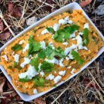 Puree z batatów przygotowuje się z ugniecionych gotowanych batatów z dodatkiem sera feta i świeżej kolendry.