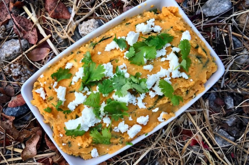 Puree z batatów przygotowuje się z ugniecionych gotowanych batatów z dodatkiem sera feta i świeżej kolendry.