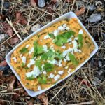 Puree z batatów przygotowuje się z ugniecionych gotowanych batatów z dodatkiem sera feta i świeżej kolendry.