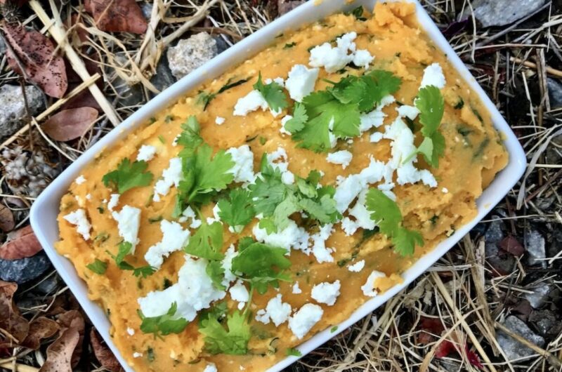 Puree z batatów przygotowuje się z ugniecionych gotowanych batatów z dodatkiem sera feta i świeżej kolendry.