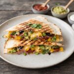 Quesadilla ze szparagami to tortilla obłożona wędliną, startym serem, papryką i szparagami, następnie przykryta drugą tortillą i podgrzana na patelni.