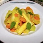 Ragout ze szparagów to potrawka, którą przygotowujemy z białych szparagów duszonych z krojonymi warzywami. Zagęszcza się ją na koniec delikatną zasmażką na maśle z dodatkiem mielonej kurkumy i świeżej bazylii.