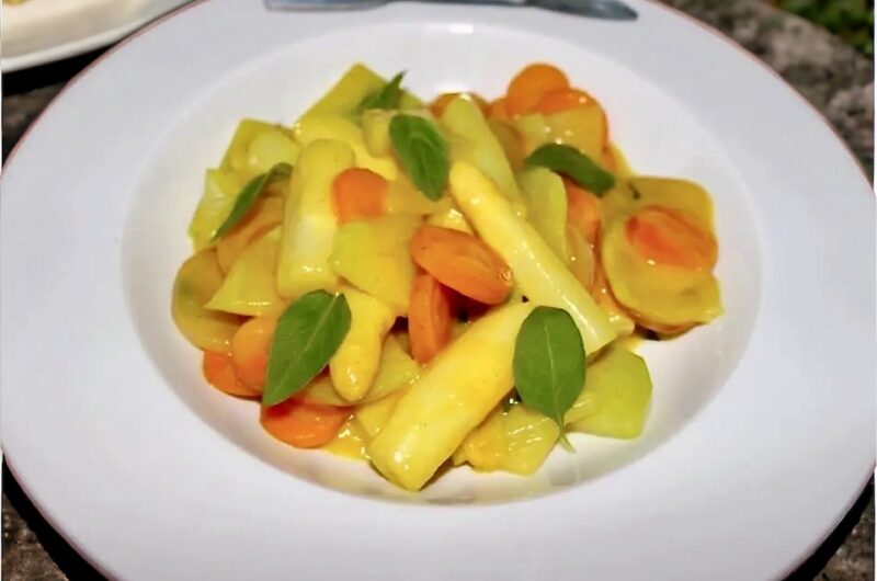 Ragout ze szparagów to potrawka, którą przygotowujemy z białych szparagów duszonych z krojonymi warzywami. Zagęszcza się ją na koniec delikatną zasmażką na maśle z dodatkiem mielonej kurkumy i świeżej bazylii.