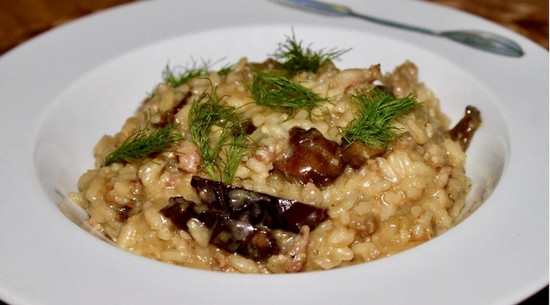 Risotto z kiełbasą, a konkretnie z mięsem z białej kiełbasy, krojonym drobni fenkułem i świeżymi grzybami doprawione na koniec masłem i parmezanem.