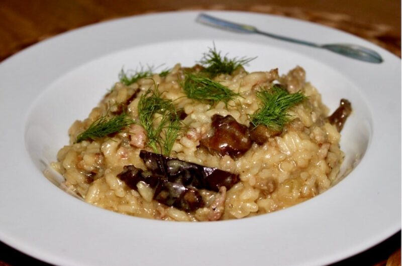 Risotto z kiełbasą, a konkretnie z mięsem z białej kiełbasy, krojonym drobni fenkułem i świeżymi grzybami doprawione na koniec masłem i parmezanem.