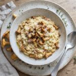Risotto z kurkami to danie pachnące lasem, bo lasem pachną znajdujące się z nim grzyby leśne, czyli kurki. Aromatyczny od wywaru grzybowego ryż połączony z kurkami należy na koniec posypać serem parmezanem i wzbogacić smakiem masła.