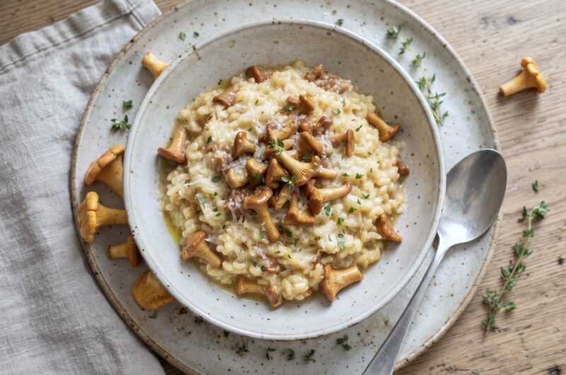 Risotto z kurkami to danie pachnące lasem, bo lasem pachną znajdujące się z nim grzyby leśne, czyli kurki. Aromatyczny od wywaru grzybowego ryż połączony z kurkami należy na koniec posypać serem parmezanem i wzbogacić smakiem masła.