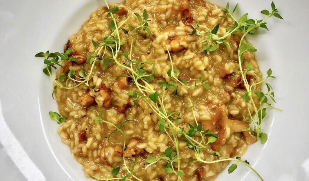 Risotto z kurkami to danie pachnące lasem, bo lasem pachną znajdujące się z nim grzyby leśne, czyli kurki. Aromatyczny od wywaru grzybowego ryż połączony z kurkami należy na koniec posypać serem parmezanem i wzbogacić smakiem masła.
