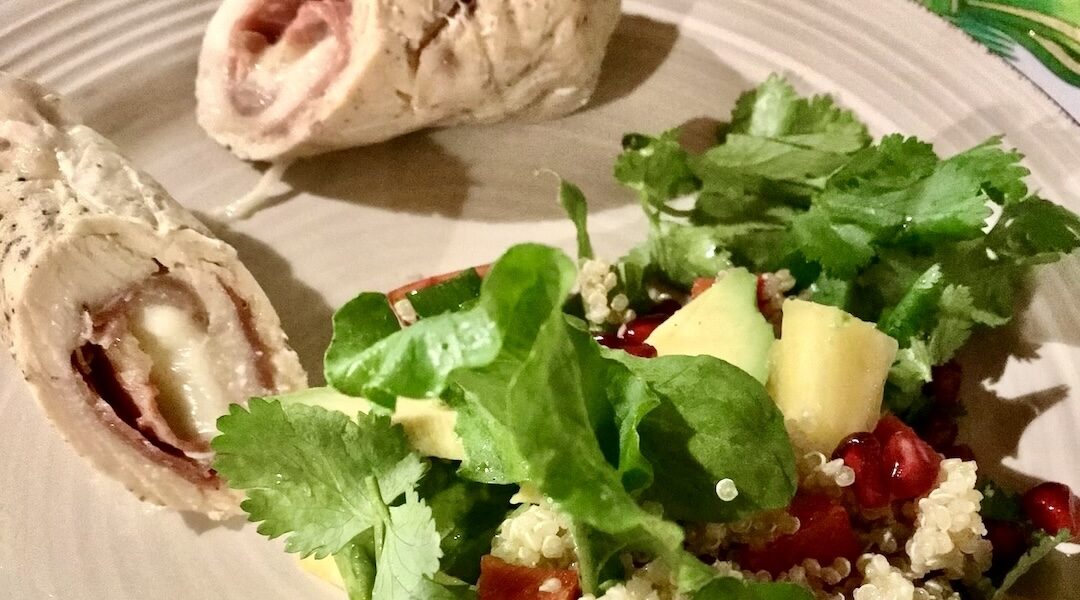 Roladka z kurczaka została przygotowana z piersi kurczaka. Mięso rozbiłem delikatnie na kotlety, a następnie obłożyłem szynką dojrzewającą i wypełniłem mozzarellą. Po jego zwinięciu w roladkę upiekłem je w piekarniku.