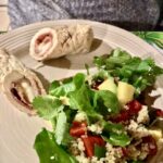 Roladka z kurczaka została przygotowana z piersi kurczaka. Mięso rozbiłem delikatnie na kotlety, a następnie obłożyłem szynką dojrzewającą i wypełniłem mozzarellą. Po jego zwinięciu w roladkę upiekłem je w piekarniku.