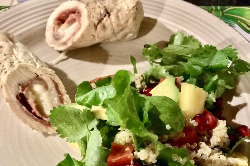 Roladka z kurczaka została przygotowana z piersi kurczaka. Mięso rozbiłem delikatnie na kotlety, a następnie obłożyłem szynką dojrzewającą i wypełniłem mozzarellą. Po jego zwinięciu w roladkę upiekłem je w piekarniku.