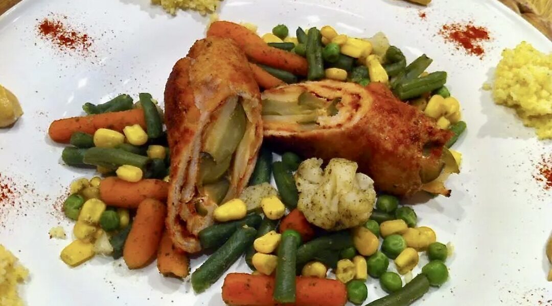 Moje roladki wieprzowe przygotowuję zwykle ze schabu wieprzowego. Wypełnione są piórkami cebuli i słupkami ogórka kiszonego, a po zwinięciu pieczone w piekarniku.