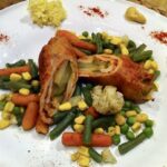 Moje roladki wieprzowe przygotowuję zwykle ze schabu wieprzowego. Wypełnione są piórkami cebuli i słupkami ogórka kiszonego, a po zwinięciu pieczone w piekarniku.