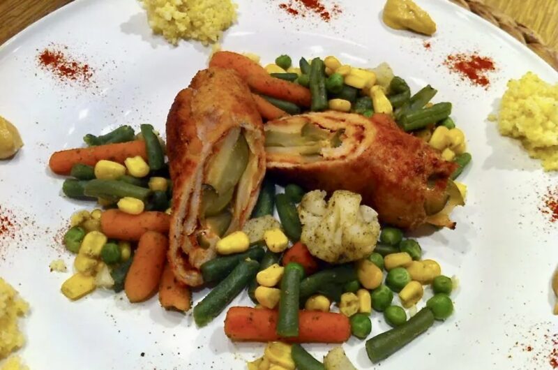 Moje roladki wieprzowe przygotowuję zwykle ze schabu wieprzowego. Wypełnione są piórkami cebuli i słupkami ogórka kiszonego, a po zwinięciu pieczone w piekarniku.