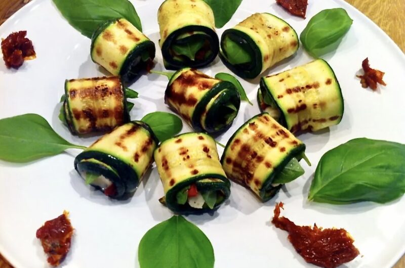 Roladki z cukinii przygotowujemy z plastrów świeżej cukinii. Cukinia pokrojona wzdłuż na plasterki najpierw powinna zostać grillowana. Później posmarowaną oliwą cukinię wypełniamy kawałkiem sera gorgonzola i suszonym pomidorem i zwijamy w roladkę.