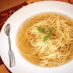 Rosół z wołowy z gęsiną przygotowany z mięsa wołowego, kości wołowych i gęsich nóg z dodatkiem warzyw korzeniowych i świeżego lubczyku.