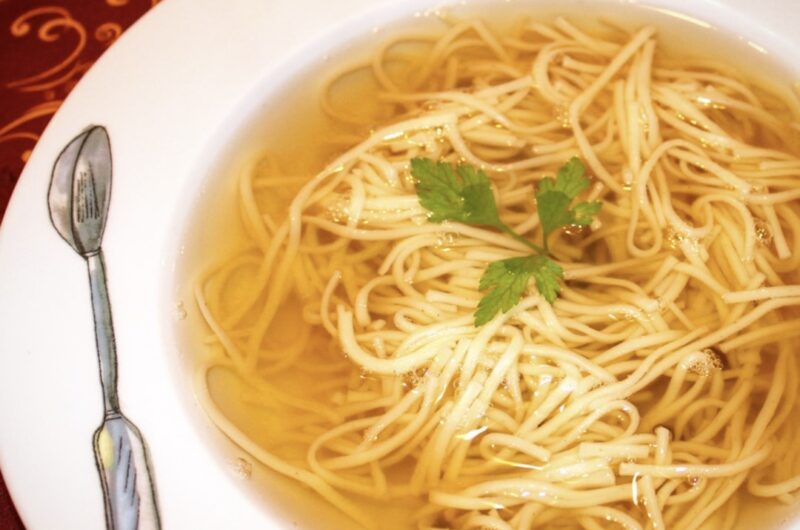 Rosół z wołowy z gęsiną przygotowany z mięsa wołowego, kości wołowych i gęsich nóg z dodatkiem warzyw korzeniowych i świeżego lubczyku.