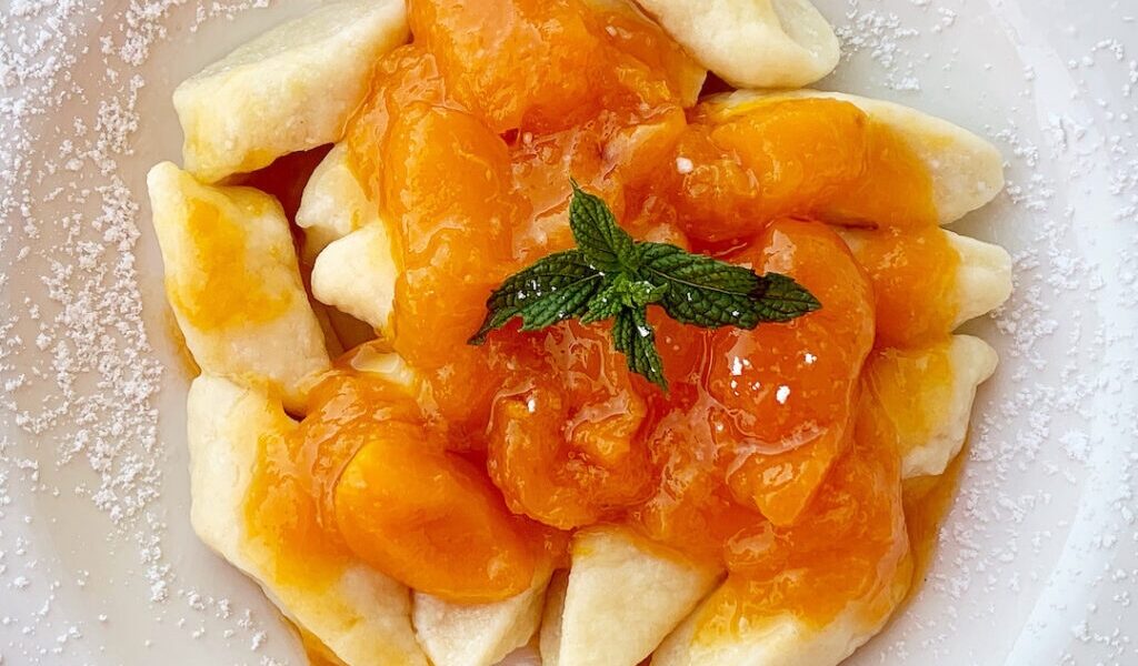 Roster morelowy to konfitura przygotowana z dojrzałych moreli. Swoją konsystencją roster przypomina dżem lub nawet marmoladę, ale z dużymi kawałkami owoców. Wypestkowane morele należy podzielić na duże kawałki, a następnie dusić z cukrem i sokiem z cytryny.