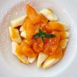 Roster morelowy to konfitura przygotowana z dojrzałych moreli. Swoją konsystencją roster przypomina dżem lub nawet marmoladę, ale z dużymi kawałkami owoców. Wypestkowane morele należy podzielić na duże kawałki, a następnie dusić z cukrem i sokiem z cytryny.