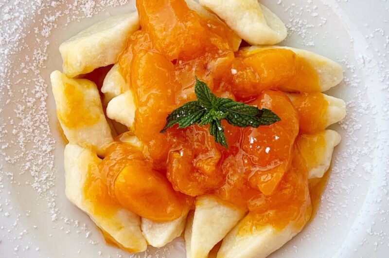 Roster morelowy to konfitura przygotowana z dojrzałych moreli. Swoją konsystencją roster przypomina dżem lub nawet marmoladę, ale z dużymi kawałkami owoców. Wypestkowane morele należy podzielić na duże kawałki, a następnie dusić z cukrem i sokiem z cytryny.