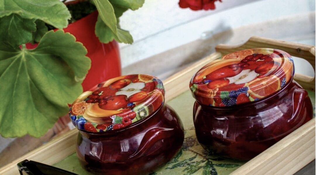 Roster śliwkowy, czyli konfitura z kawałków śliwek węgierek gotowanych z dodatkiem cukru, startego jabłka i cynamonu.