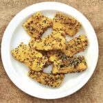 Ryba panierowana czyli kawałki fileta z dorsza maczane są w jajku, a następnie obtaczane w mące z dodatkiem ziaren białego i czarnego sezamu, mielonej kurkumy oraz mielonej papryki.