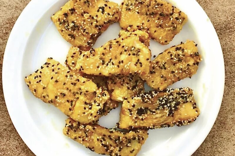 Ryba panierowana czyli kawałki fileta z dorsza maczane są w jajku, a następnie obtaczane w mące z dodatkiem ziaren białego i czarnego sezamu, mielonej kurkumy oraz mielonej papryki.