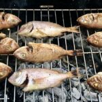 Rybki z grilla to Twoje ulubione ryby niedużych rozmiarów doprawione oliwą i świeżymi ziołami, a następnie pieczone na ruszcie.