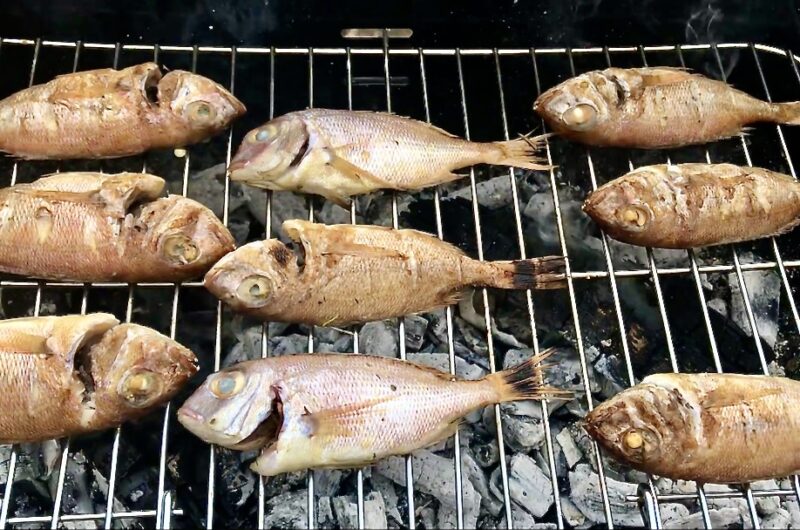 Rybki z grilla to Twoje ulubione ryby niedużych rozmiarów doprawione oliwą i świeżymi ziołami, a następnie pieczone na ruszcie.