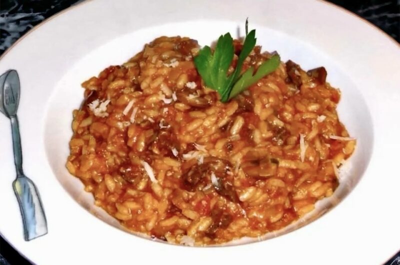 Ryż po majorkańsku oprócz ryżu zawiera w sobie także kaszankę i paprykowaną kiełbasę, a także pieczarki i pomidora. Całość na koniec należy posypać startym serem.