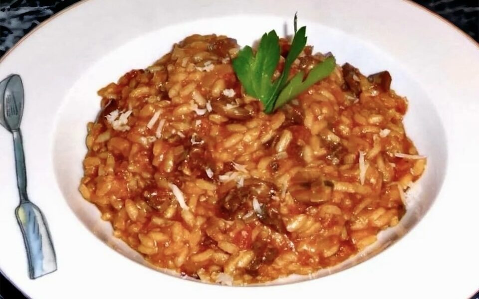 Ryż po majorkańsku oprócz ryżu zawiera w sobie także kaszankę i paprykowaną kiełbasę, a także pieczarki i pomidora. Całość na koniec należy posypać startym serem.